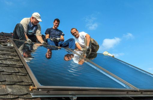 Fotovoltaikanlagen auf Dächern unterstützen die Klimaziele. Foto: imago/Rainer Weisflog