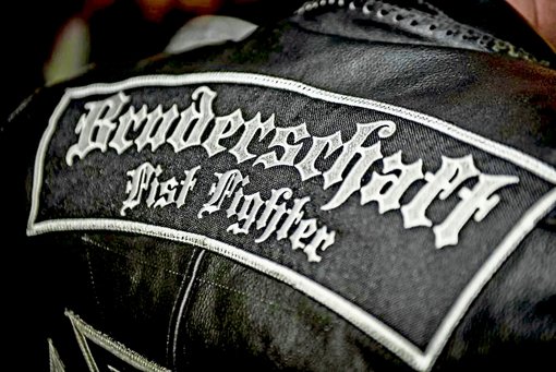In ihren Kutten sehen die Fist Fighter, zu Deutsch Faustkämpfer, nicht gerade bürgerlich aus. Foto: Screenshot StZ