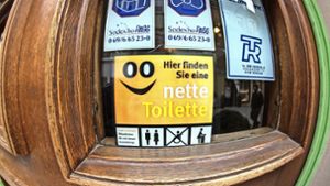 Ein Aufkleber am Schaufenster weist Bürger darauf hin, in welchem  Geschäft sie  ein  WC benutzen   können. Foto: Archiv Horst Rudel