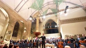 Dirigent Hannes Reich mit Chor und Sinfonieorchester in der Stuttgarter Stiftskirche Foto: jse