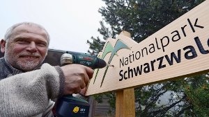 Nationalpark-Direktor Wolfgang Schlund legt am Dienstag am Ruhestein letzte Hand an. Foto: dpa