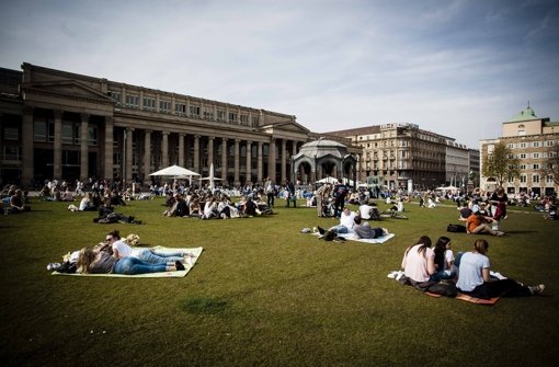 Bei schönem Wetter wird der Schlossplatz in Stuttgart zur Picknick-Wiese Foto: Lichtgut/Leif Piechowski