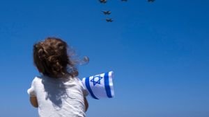 Ein israelisches Mädchen verfolgt eine Vorführung der Luftwaffe anlässlich des Unabhängigkeitstages. Die israelische Luftwaffe soll von dem neuen Abkommen profitieren. Foto: dpa