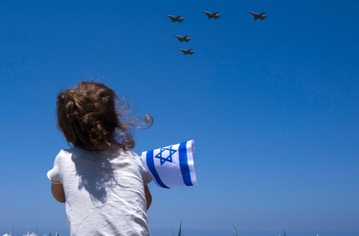 Ein israelisches Mädchen verfolgt eine Vorführung der Luftwaffe anlässlich des Unabhängigkeitstages. Die israelische Luftwaffe soll von dem neuen Abkommen profitieren. Foto: dpa
