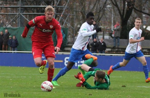 VfB-Torjäger Jan Ferdinand setzt sich gegen die Heidenheimer Abwehr durch und erzielt einen seiner beiden Treffer. Foto: Lommel