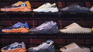 Adidas will die restlichen Yeezy-Produkte aus der umstrittenen Kooperation mit Kanye West doch noch verkaufen. Foto: Seth Wenig/AP/dpa