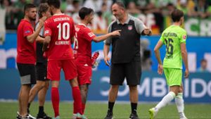 Heidenheims Trainer Frank Schmidt zieht Lehren aus der Niederlage gegen Wolfsburg. Foto: dpa/Swen Pförtner
