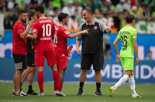 Heidenheims Trainer Frank Schmidt zieht Lehren aus der Niederlage gegen Wolfsburg. Foto: dpa/Swen Pförtner