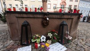 Blumen und Kerzen am Stadtbrunnen in Endingen erinnern an das Opfer. (Archivfoto) Foto: dpa