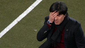Entsetzen und Enttäuschung beim Spiel gegen Chile: Bundestrainer Joachim Löw. Foto: dpa
