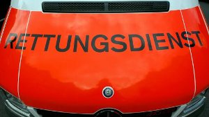 Ein 58-jähriger Rollstuhlfahrer stürzt am Dienstagmittag in Esslingen fünf Meter in die Tiefe und erliegt später seinen Verletzungen.  Foto: dpa