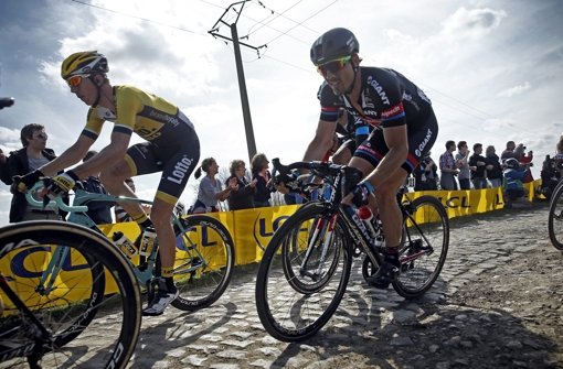 Freut sich auf die Kopfsteinpflaster-Passagen bei der Tour de France: John Degenkolb (Mitte) Foto: dpa