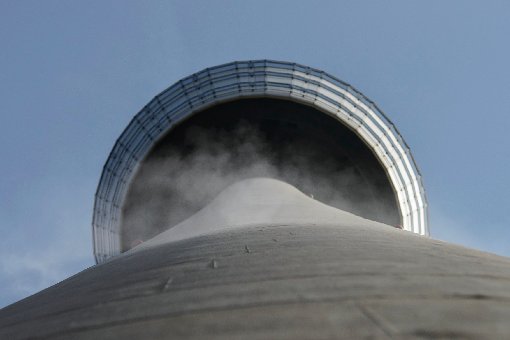 Weißer Rauch, aber keine Lösung: Experten haben am Donnerstag den Brandschutz am Stuttgarter Fernsehturm getestet. Dazu ließen sie unter anderem weißen Rauch aufsteigen, der aus Löchern in der Turmfassade zog. Foto: www.7aktuell.de | Florian Gerlach