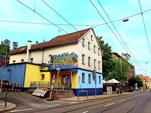 Bunt, aber baufällig: Ein Neubau des Jugendhaus Heslach an der Böblinger Straße ist schon seit Jahren in Planung. Bisher fehlte die Finanzierung. Foto: Heike Armbruster