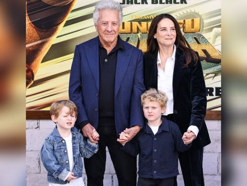 Familiensache bei der Premierenfeier: Dustin Hoffman brachte seine Frau Lisa und seine beiden Enkelsöhne mit. Foto: IMAGO/Collin Xavier/Image Press Agency ABACA