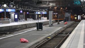 Ein Bild der Trostlosigkeit: Auf den Bahnsteige in Deutschland herrscht die totale Leere. Foto: dpa/Sascha Thelen
