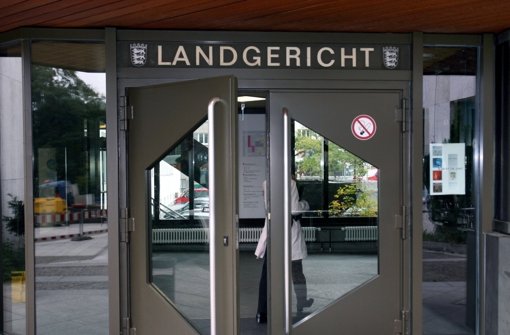 Eine 41-Jährige steht wegen zweifachen Mordes vor dem Lansgericht Stuttgart. (Archivfoto) Foto: dpa