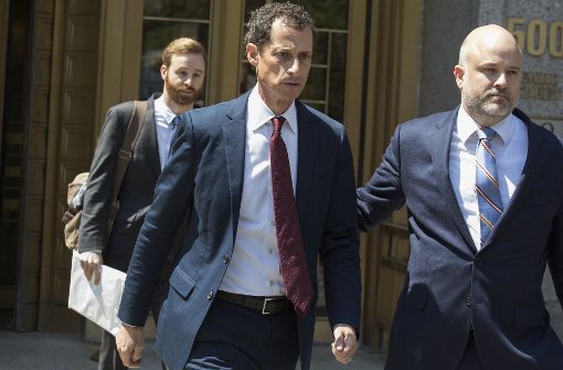 Der frühere US-Kongressabgeordnete Anthony Weiner (Mitte) verlässt das US Bundesgericht in New York. Foto: AP
