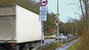 Seit dem Jahresanfang stehen die neuen Verbotsschilder für schwere Lastwagen an den Einfahrtsstraßen von Remseck-Hochberg. Foto: factum/Granville
