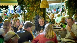 So war’s im letzten Jahr: Gespräche auf dem Weindorf-Treff Foto: Lichtgut/Achim Zweygarth