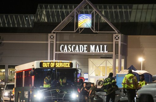 Schießerei in einem Einkaufszentrum in Burlington Foto: FR159797 AP