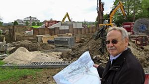 Norbert Branz erläutert die Baustelle an der Bernhäuser Richthofenstraße. Foto: Götz Schultheiss