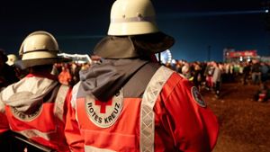 Helfer des Deutschen Roten Kreuz (DRK) stehen beim Festival „Rock am Ring“ neben der Bühne“. Bei einem Blitzeinschlag wurden zahlreiche Menschen verletzt. Foto: dpa