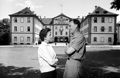 Er holte die Insel Mainau aus dem Dornröschenschlaf und machte sie zu dem Besuchermagneten, der sie heute ist: Graf Lennart Bernadotte mit seiner ersten Frau Karin. Foto: dpa