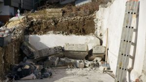 Die Beine des Mannes wurden unter den Trümmern der Garage begraben. Foto: SDMG/Woelfl