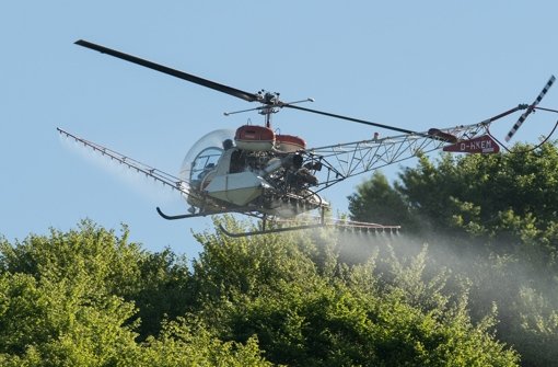 Mit einem Hubschauber wird gegen die Maikäferplage am Kaiserstuhl bei Freiburg vorgegangen. Foto: dpa