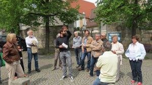 Stadtplaner Philipp Walter (Mitte) hat schon einmal Bürger durch den Ortskern von Bernhausen geführt und Ideen zur Umgestaltung erläutert. Foto: Archiv Häusser