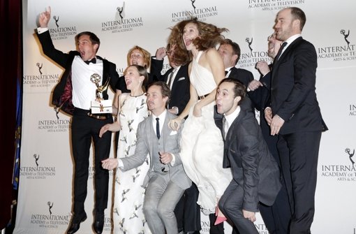 Unbändige Freude über den International Emmy: Cast und Crew von Unsere Mütter, unsere Väter. Foto: dpa