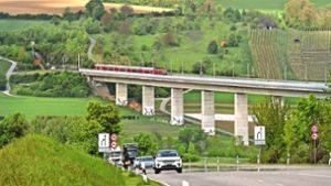 So wie das Bahnviadukt soll auch eine Umfahrung der Bundesstraße B 10 an  Enzweihingen vorbei durch das Enztal führen. Das ist umstritten. Foto: factum/