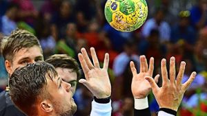 Nur ein griffiges Spielgerät macht den Handball attraktiv – gibt es Alternativen zum Harz? Foto: AFP