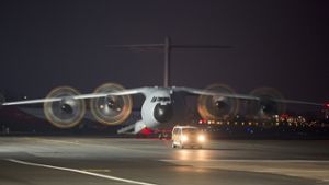 Die Maschine parkte abgeschirmt von der Öffentlichkeit nahe eines Flugzeug-Hangars, in dem die Särge dann aufgebahrt wurden. Foto: AP