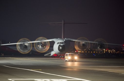Die Maschine parkte abgeschirmt von der Öffentlichkeit nahe eines Flugzeug-Hangars, in dem die Särge dann aufgebahrt wurden. Foto: AP