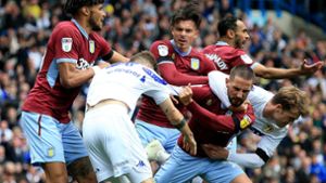 Einem umstrittenen Tor von Leeds United folgten tumultartige Szenen, ehe eine faire Geste der Gastgeber die Situation entspannte. Foto: dpa
