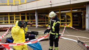 Feuerwehrmänner sichern in Nagold nach dem Austritt einer unbekannten Chemikalie das Schulzentrum. Foto: Udo Zink Feuerwehr Nagold/dpa