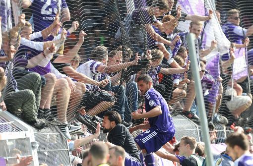 Der Osnabrücker Torschütze zum 1:0, Halil Savran, lässt sich bei Spielschluss von den Fans auf dem Zaun der Fankurve feiern. Foto: dpa