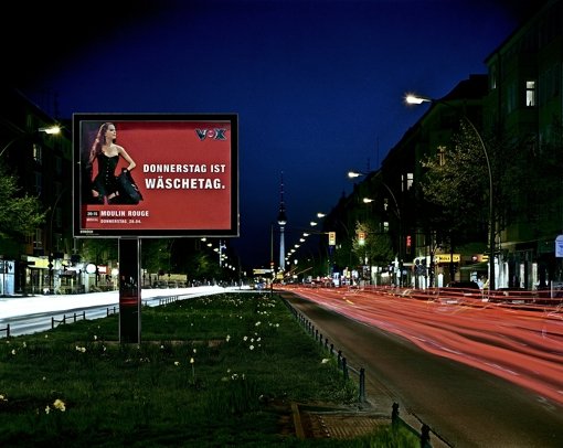 Der Aufsteller fordert freien Blick auf seine Reklametafeln. Weil der am Österreichischen Platz verstellt ist, verweigern die Werber die Zahlung von 35 000 Euro pro Jahr. Foto: z