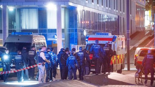 Ein blutiger Streit unter Jugendlichen löste einen Großeinsatz am Mailänder Platz in Stuttgart aus. Foto: 7aktuell.de/Simon Adomat/7aktuell.de | Simon Adomat