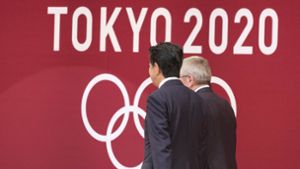 IOC-Präsident Thomas Bach (re.), Japans Premierminister Shinzo Abe: Olympische Spiele mit einem Jahr Verspätung. Foto: dpa/Rodrigo Reyes Marin