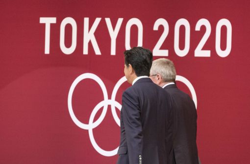 IOC-Präsident Thomas Bach (re.), Japans Premierminister Shinzo Abe: Olympische Spiele mit einem Jahr Verspätung. Foto: dpa/Rodrigo Reyes Marin