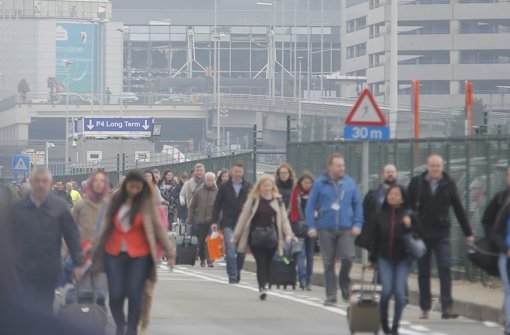 Nach den Explosionen wird der Brüsseler Flughafen evakuiert. Foto: dpa