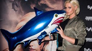 Sarah Knappik kämpft gegen fliegende Haie