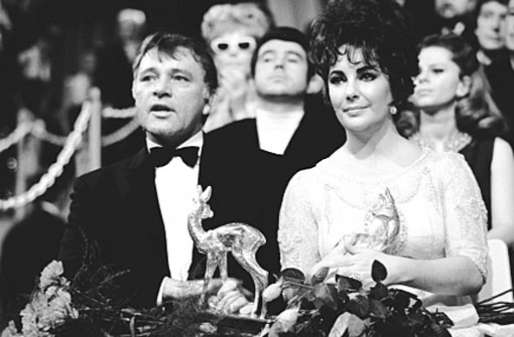 Elizabeth Taylor und Richard Burton bekamen 1968 je einen Bambi. Die beiden Schauspieler, zu dieser Zeit ein Ehepaar, kamen 45 Minuten zu spät und ein wenig angeheitert zur Veranstaltung.
