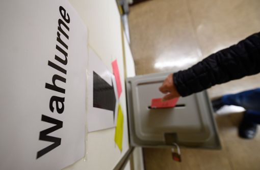 Diesmal kommt nur ein Wahlbrief in die Wahlurne. Foto: dpa/Sebastian Gollnow