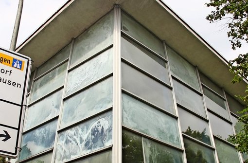 Die Glasfenster des Feuerbacher Hallenbades hat der Reutlinger Künstler HAP Grieshaber in den 1960er Jahren geschaffen. Auch sie müssen dringend saniert werden. Foto: Ströbele
