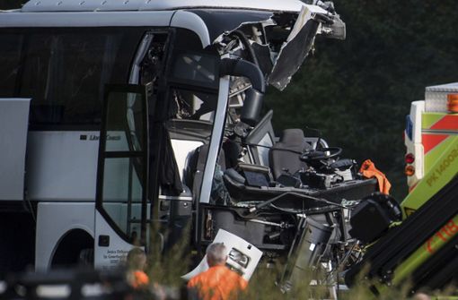 Ein Mensch starb bei diesem tragischen Bus-Unfall in der Schweiz. Foto: Keystone