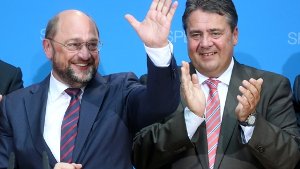 Spitzenkandidat Martin Schulz (links) und SPD-Chef Sigmar Gabriel feiern das Ergebnis der  Sozialdemokraten Foto: dpa